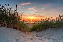 Texel - Beach Paal 28 - beautiful sunset by Richard Heerschap Fotografie