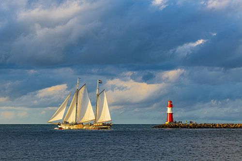 De molentoren en het zeilschip op de Oostzee in Warnemünde tijdens van Rico Ködder