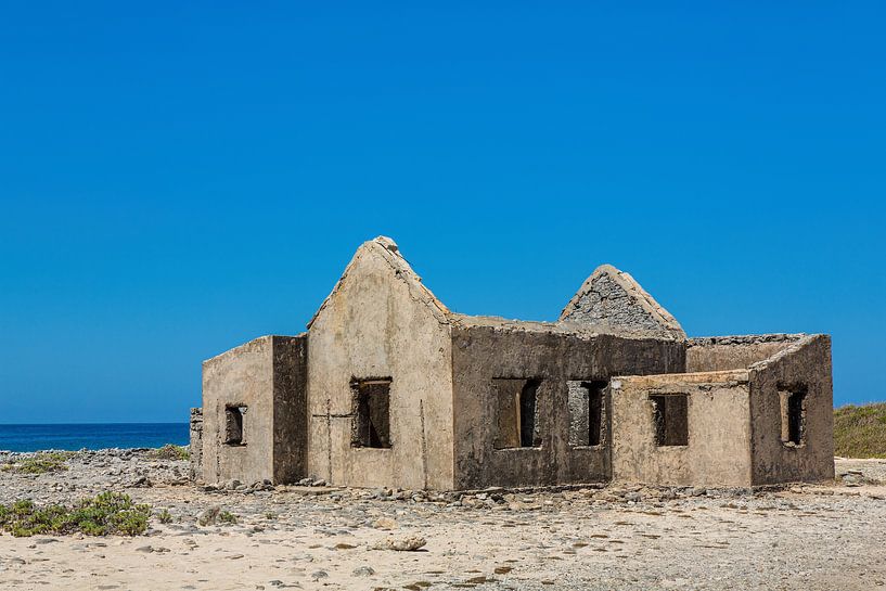 Oud historisch huis als ruïne aan de kust van Bonaire van Ben Schonewille
