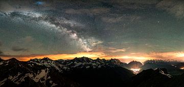 Melkweg over de Karwendel en Garmisch van Leo Schindzielorz