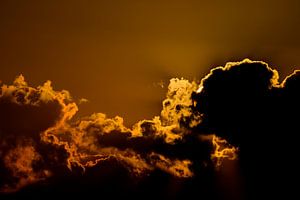 Wolken mit Silberstreifen bei Sonnenuntergang