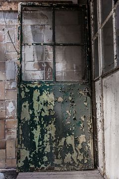 Rusty door by Ans Bastiaanssen