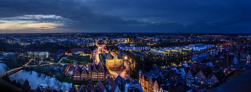 Panorama van Lübeck met de Holstener Tor op het blauwe uur - lange belichting van Maren Winter