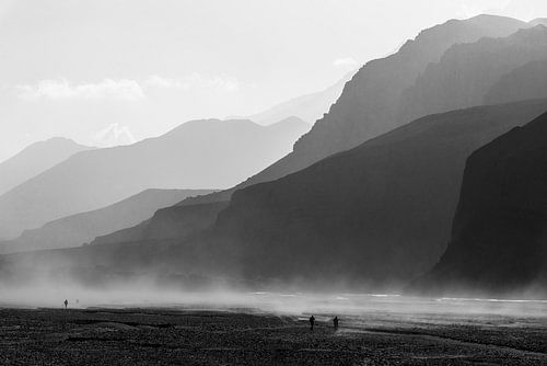 Wandelen door een rivierbedding in de Himalaya | Nepal