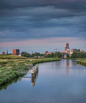 Zicht op de Friese hoofdstad  Leeuwarden in de avondzon