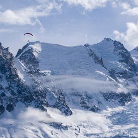 Ein Gleitschirmflieger im Mont-Blanc-Massiv. von Ralph Rozema