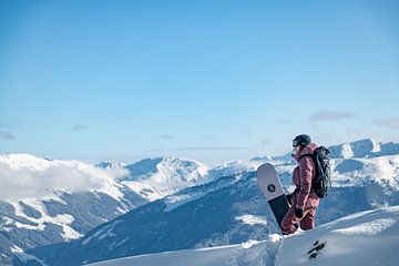 Snowboarder looking at the beautiful mountains of the Zillertal arena by Hidde Hageman