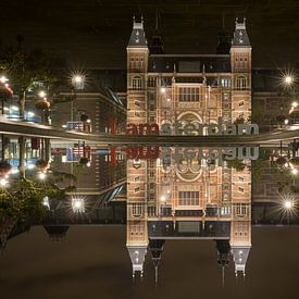 Rijksmuseum bij nacht - reflectie - I amsterdam van Erik Verheggen