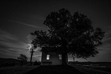 Maanlicht nacht met sterren en kapel van Holger Spieker