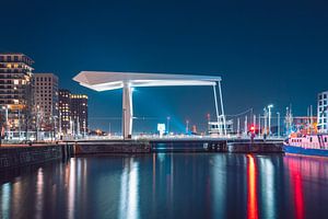 Nächtliche Aufnahme der Londoner Brücke am Kattendijk Dock in Antwerpen