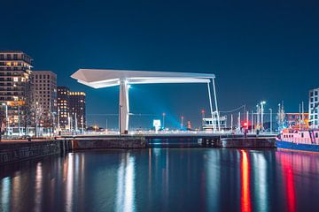 Nachtelijke foto van de Londenbrug aan het Kattendijkdok in Antwerpen van Daan Duvillier | Dsquared Photography