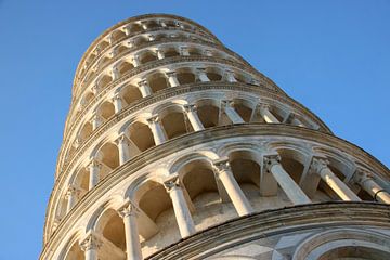 Turm von Pisa vor blauem Himmel von The Book of Wandering