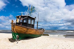 Fishing boat on the Baltic Sea coast van Rico Ködder