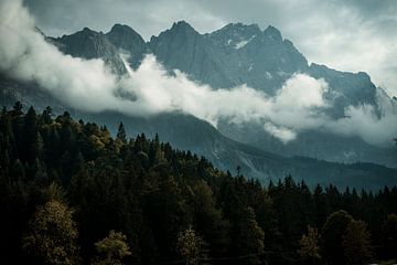 Gipfeln über den Wolken von Hugo Onink