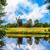 Moulin à vent et étang de réflexion dans le musée du moulin à Gifhorn, Allemagne sur Dieter Walther