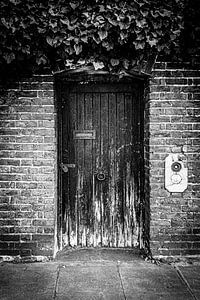 Verweerde tuin deur bedekt met klimop in Londen | Reis- & Straatfotografie van Diana van Neck Photography