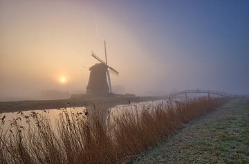 Mühle im Nebel mit Brücke