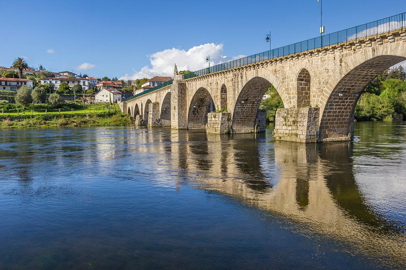 Historische Romeinse brug in Ponte da Barca, Portugal van Marc Venema
