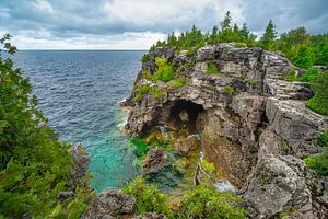 Grotte au bord d'un lac en Ontario