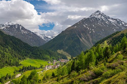 Vent dorp in de Tiroler Alpen in Austira tijdens de lente