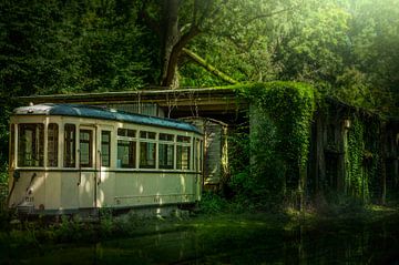 De tram in het bos. Verlaten. van Christoph Jirjahlke