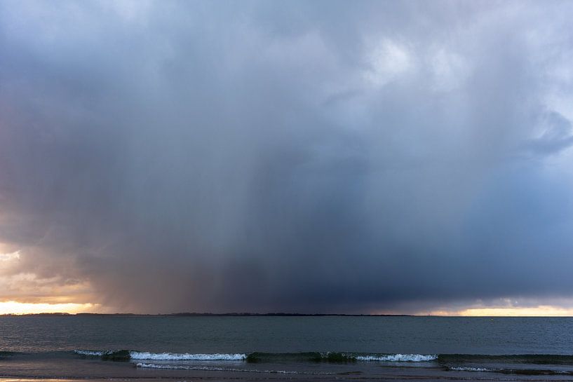 Heavy shower over the North Sea by Amanda van den Berg / Fotografie Amanda