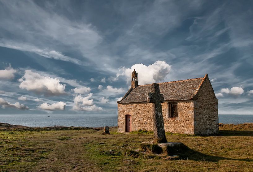 Kerk aan de Bretonse kust van Ellen Driesse