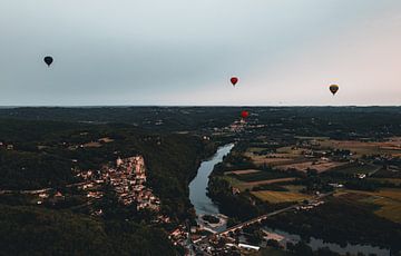 Balloonvlucht boven de Dordogne en Beynac-et-Cazenac van Collin Arts