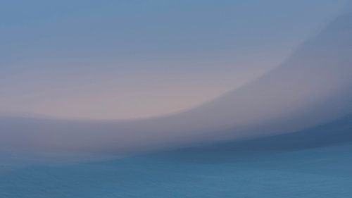 Blauw oranje golven en bergen