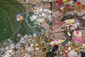 Vervuiling op het strand van tropische zee. Plastic afval, schuim, hout en vuil afval op strand in d