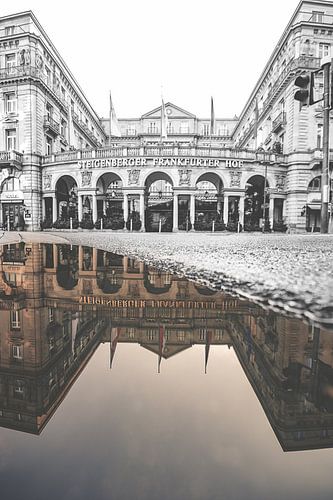 De Frankfurterhof in Frankfurt in spiegelbeeld. Zwart, wit en kleur in één beeld