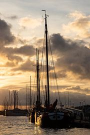Hafen von Zierikzee bei Sonnenuntergang von Bert van Wijk
