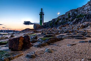 Leuchtturm Le Coq und die felsige Küste der Bretagne von Stephan Neven