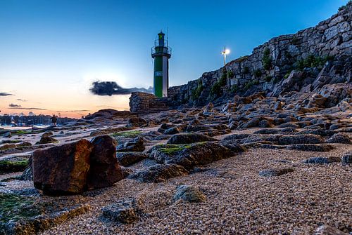 Leuchtturm Le Coq und die felsige Küste der Bretagne