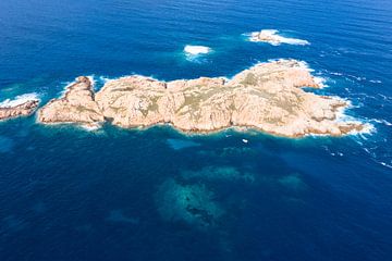Insel vor der Küste von Isola Rossa, Sardinien