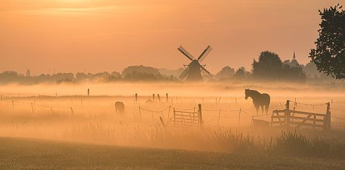 Zonsopkomst bij de Noordermolen, Noorddijk, Groningen van Henk Meijer Fotografie
