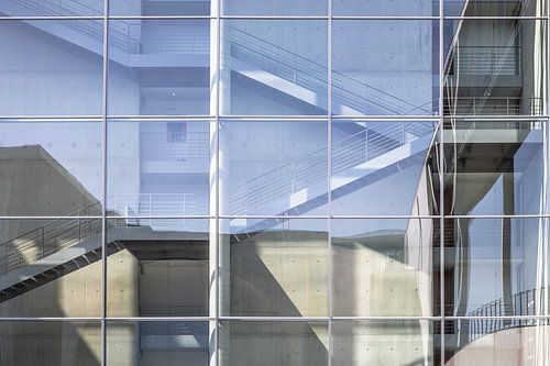 Berlin, fenêtres du Bundestag escaliers et ombres