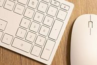 Toetsenbord en muis op een bureau van Heiko Kueverling thumbnail