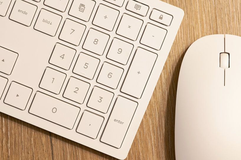 Toetsenbord en muis op een bureau van Heiko Kueverling