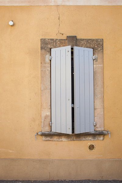 Sneaking a peek outside by Hermen Buurman