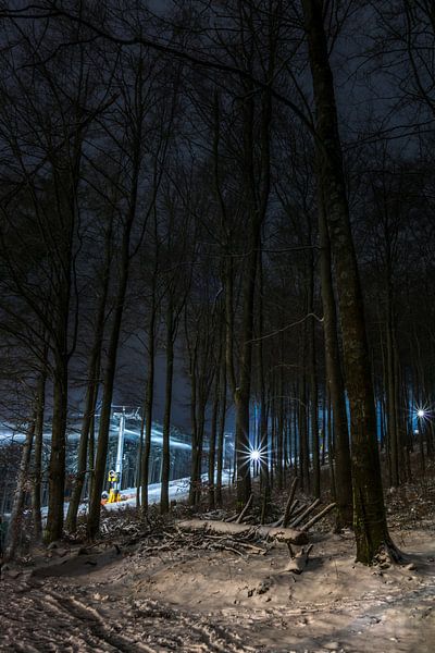 Landschaft mit Schnee und Bäumen mit Skipiste im Hintergrund von Kim Bellen