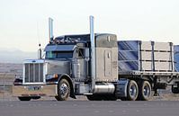 Amerikaanse Peterbilt vrachtauto met oplegger in Nevada van Ramon Berk thumbnail
