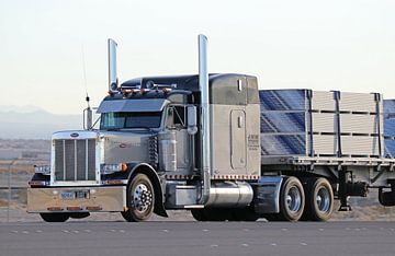 Amerikanischer Peterbilt-Lkw mit Anhänger in Nevada von Ramon Berk