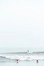 Lustiger Moment von zwei Schwimmern und einem Surfer in der winterlichen Nordsee von Laura-anne Grimbergen Miniaturansicht
