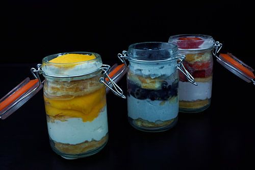 Yoghurt crème bisquit en vers fruit in een glas