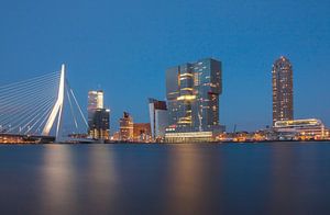 skyline van rotterdam met erasmusbrug van Ilya Korzelius