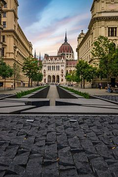 Parlement van Boedapest, bij zonsondergang in een straat van Fotos by Jan Wehnert