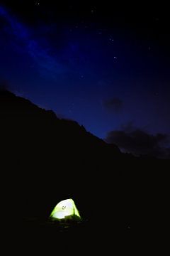 Een tent verlicht onder een sterrenhemel van Moniek Kuipers