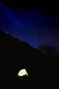 Een tent verlicht onder een sterrenhemel van Moniek Kuipers thumbnail