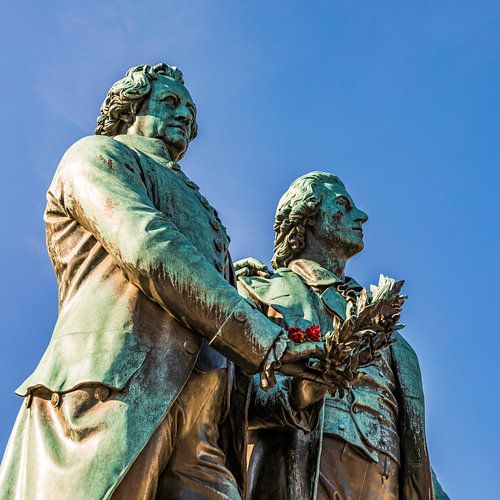 Goethe-Schiller Monument op Theaterplatz in Weimar